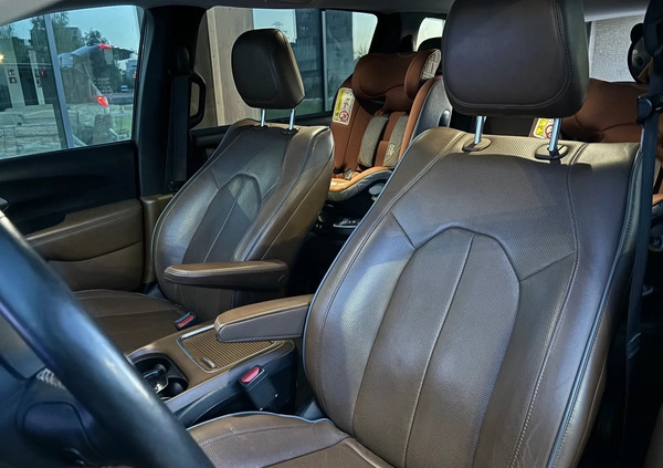 Chrysler Pacifica cena 114999 przebieg: 236900, rok produkcji 2017 z Warszawa małe 704